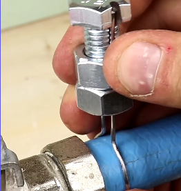 A clever method for creating a custom hose clamp